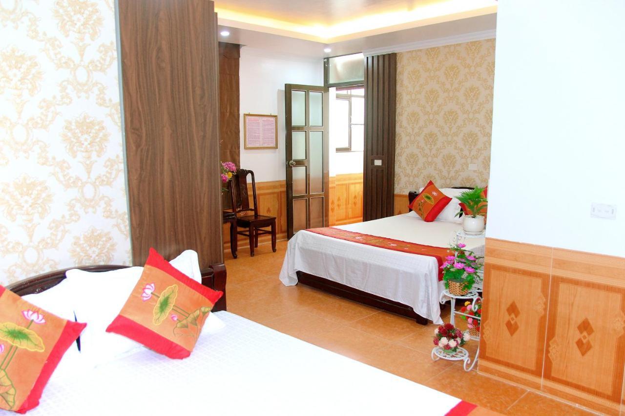 Family Room with Lake View,749425325:JPEG